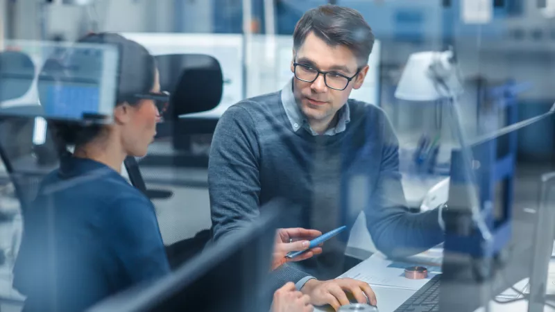 Dos tecnicos especialistas brindan las soluciones de Apolo Service