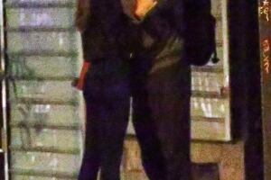 Así fueron captados Bradley Cooper e Irina Shayk al salir de una obra en Nueva York.