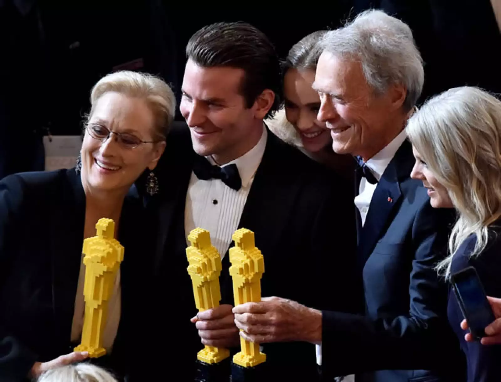 Meryl Streep, Bradley Cooper y Clint Eastwood posando juntos con sus Lego Oscars.
