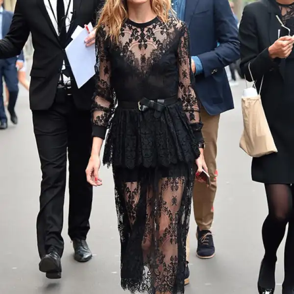 Olivia usó un vestido negro con transparencias y encaje, para asistir al desfile de Elie Saab Haute Couture, en París.