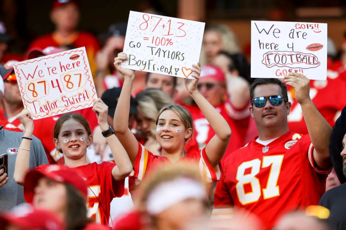 Una fan de Taylor Swift levanta una pancarta que dice "¡Vamos, novio de Taylor!" durante un juego de los Kansas City Chiefs.