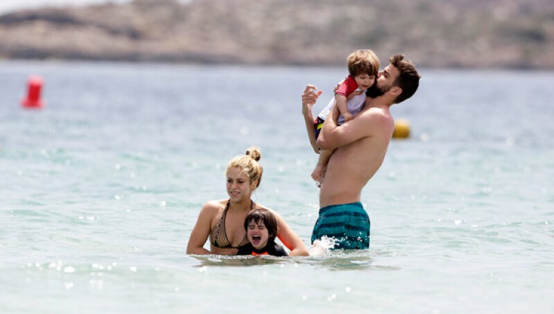 En todo momento, Shakira y Piqué se mostraban muy al pendiente de sus hijos y muy enamorados.