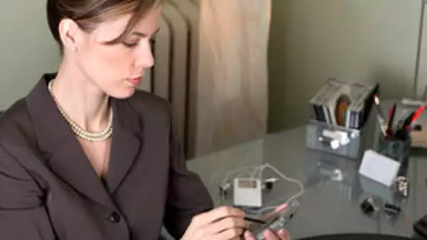 Contar con una red de apoyo ayudará a las mujeres a no perder el control en el trabajo en una situación de emergencia. (Foto: Jupiter Images)