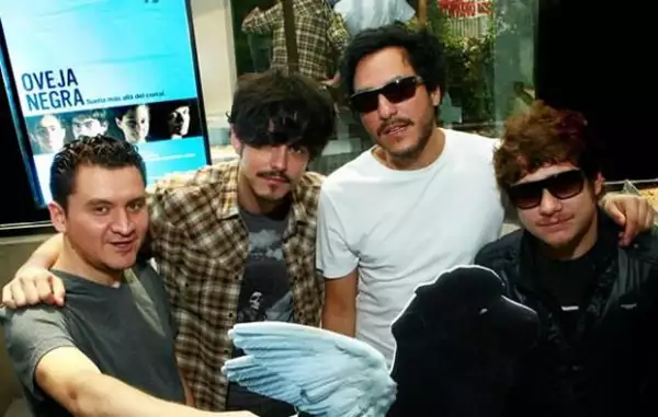 Motel canta el tema principal de la película.