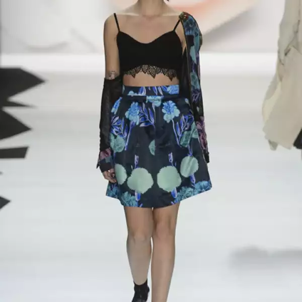 Chamarra con estampado floral, crop top de encaje y falda con print floral. Zapatos oxford.