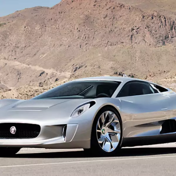 El vehículo tiene un rendimiento de 0 a 100 km/h en 3.4 segundos y alcanza una velocidad máxima de 330 km/h. Por cada kilómetro, el automóvil emite 28 gramos de bióxido de carbono.