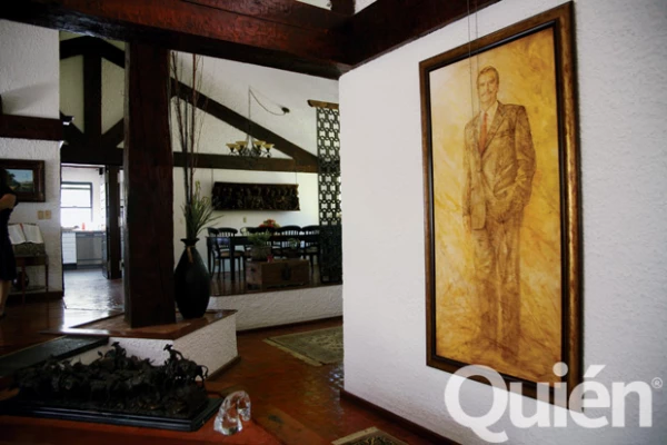 En la sala principal cuelga un gran retrato de Fox y otro de él y Marta. Las fotos que adornan la planta baja son, en su mayoría, de la pareja desde que Vicente se hizo presidente hasta la fecha.
