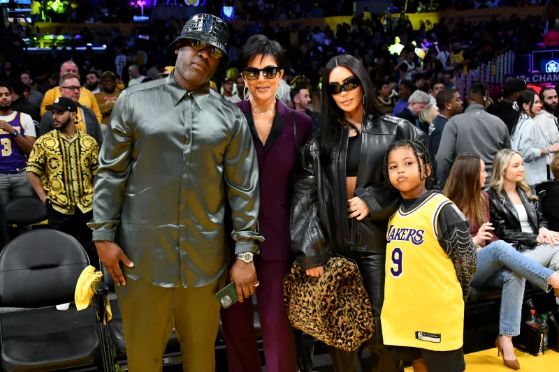 Corey Gamble, Kris Jenner, Kim Kardashian y Saint West fueron al juego de Los Angeles Lakers