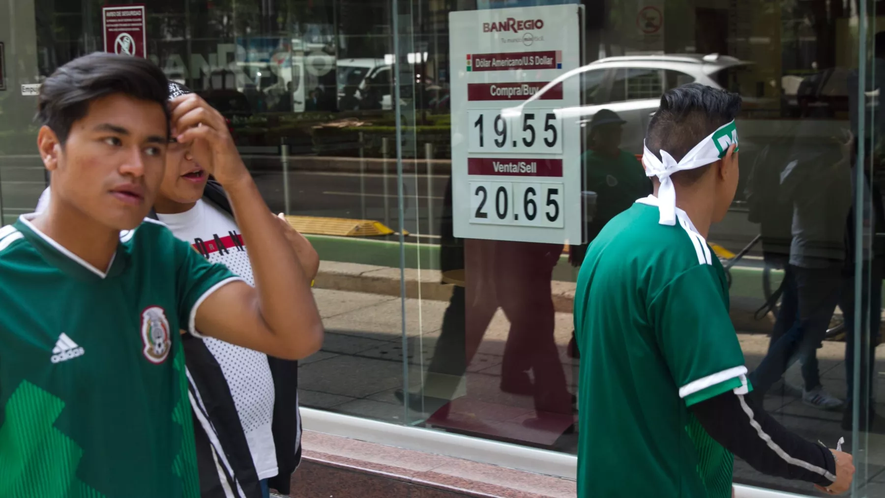 Peso toca su peor nivel desde julio de 2022