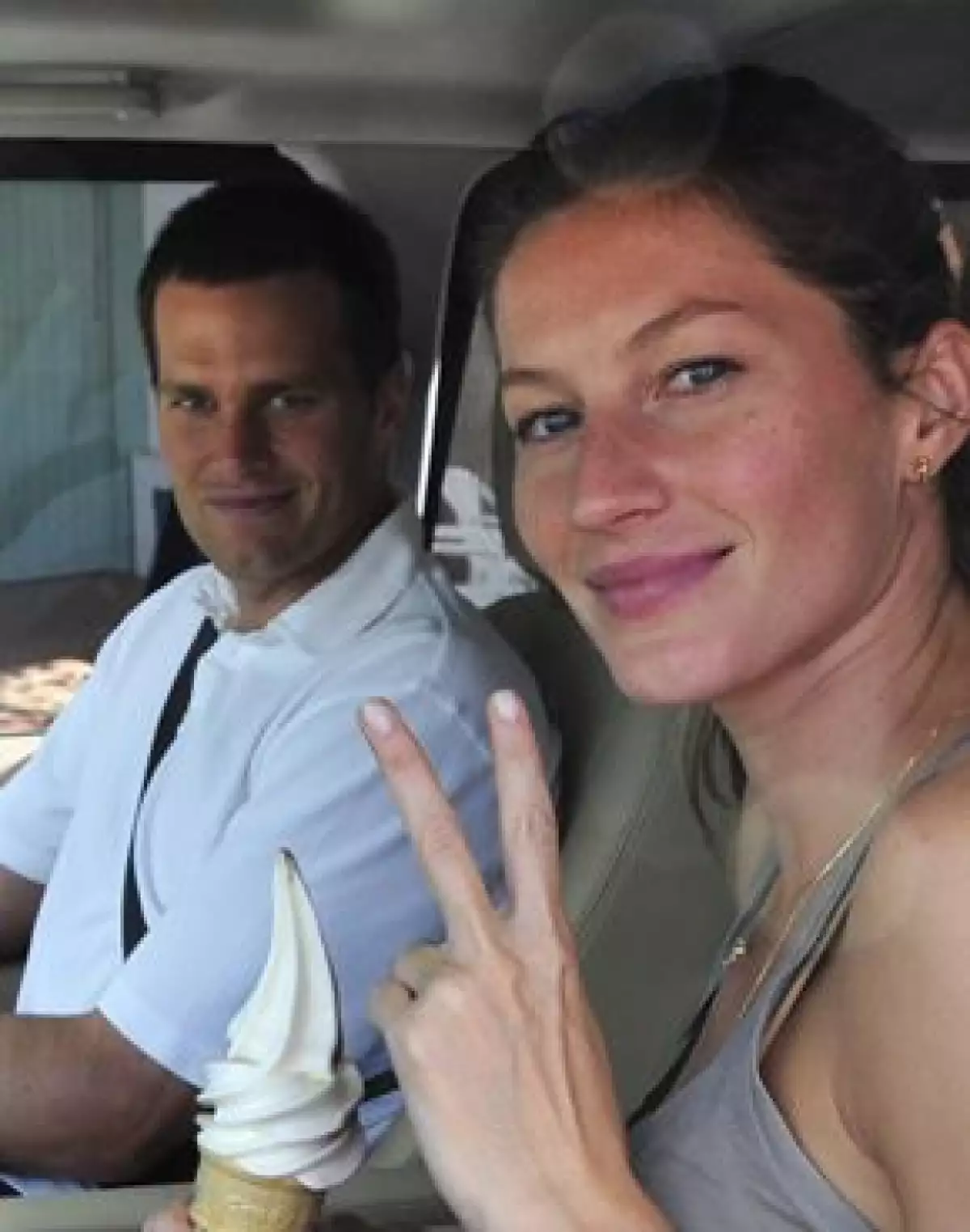 La top model brasileña y el jugador de fútbol americano viajaron por primera vez juntos, luego de su reciente boda celebrada en secreto a finales del mes pasado.