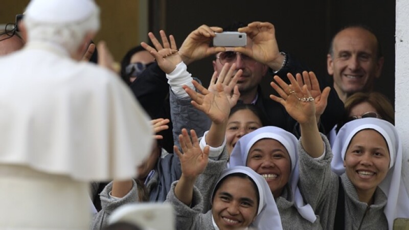 monjas saludan a benedicto