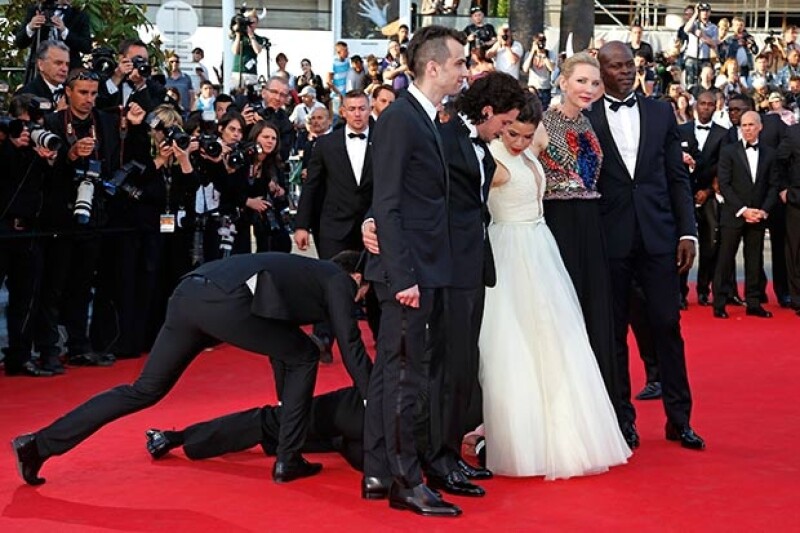La actriz posaba con el elenco de una película en Cannes cuando el hombre la sorprendió, metiéndose debajo de su vestido.