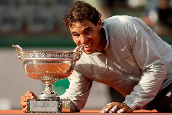 Rafael Nadal recibiendo el trofeo que lo hizo campeón una vez más.