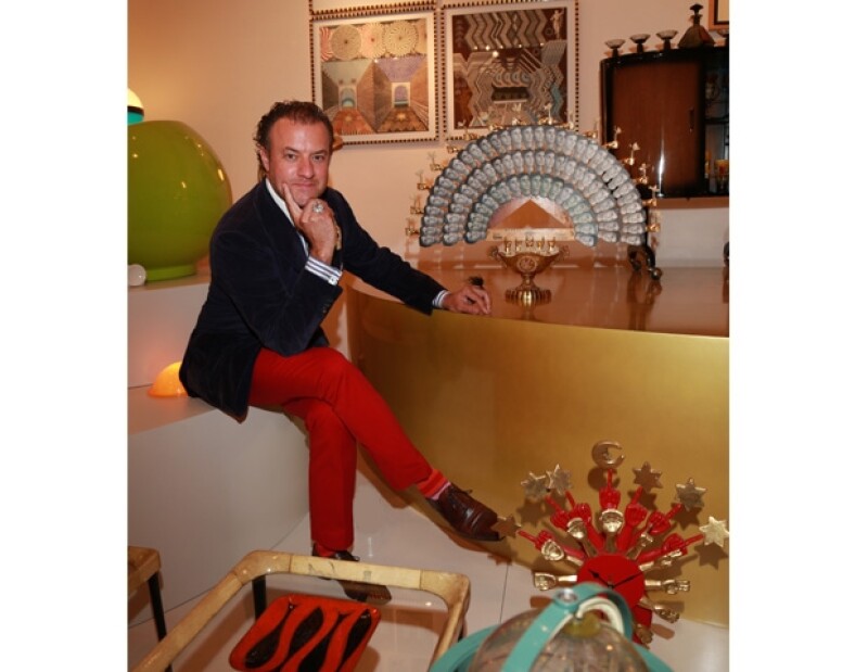 Alex posando con su pieza preferida realizada exclusivamente para él por Pedro Friedeberg. Se trata de un abanico hecho con fotografías de su esposa Aurelia.