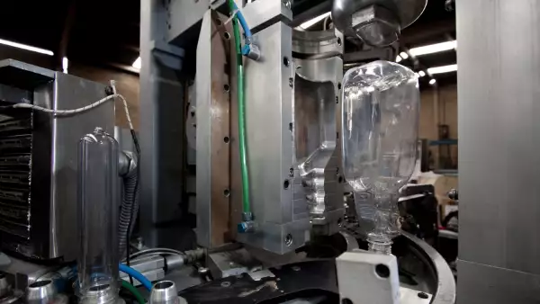 Se producen m�quinas sopladoras para botella de pet y equipos para extrusi�n.