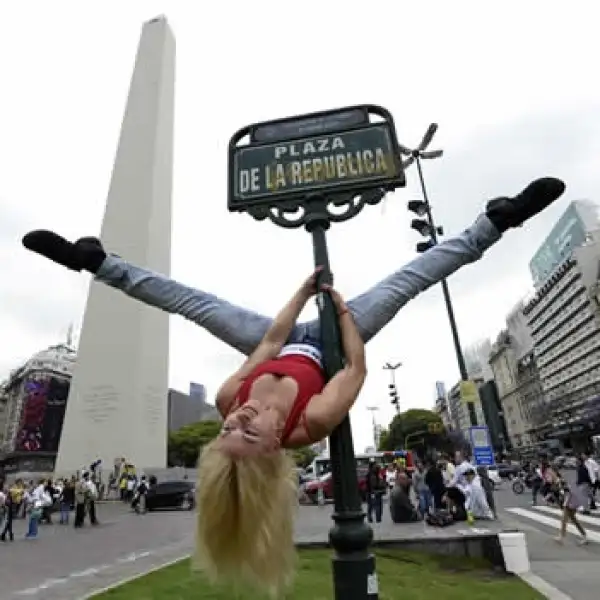 una chica baila pole dance