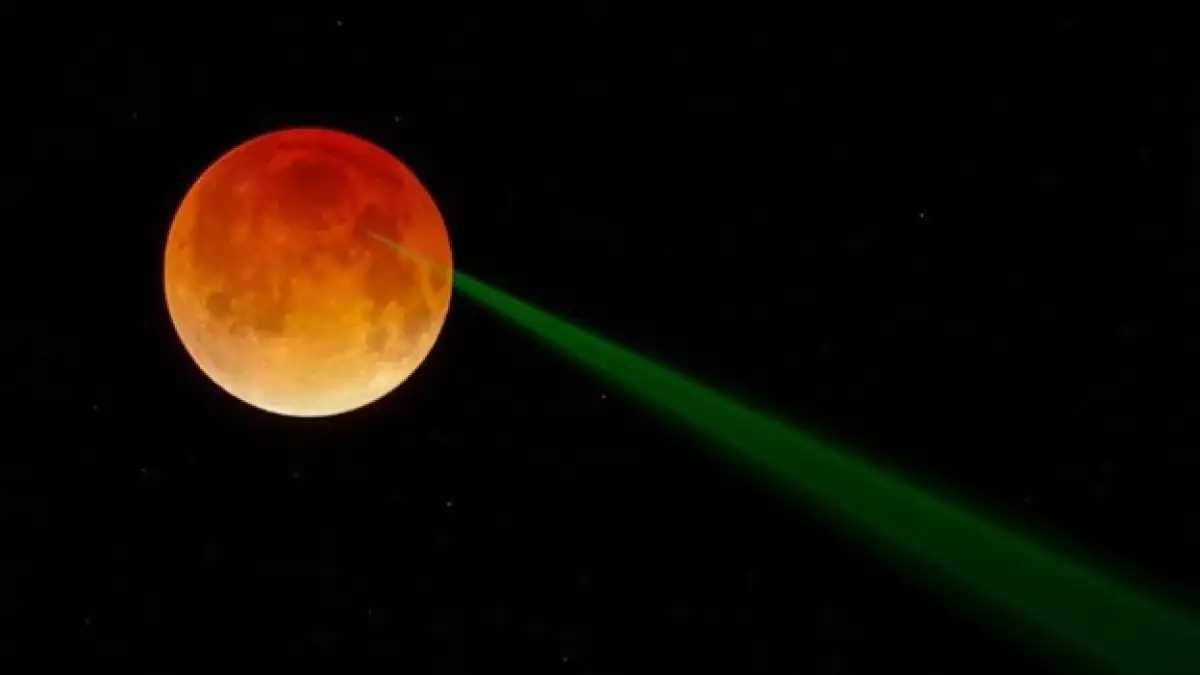 La imagen de un misterioso rayo verde en la luna durante el eclipse del 15 de abril
