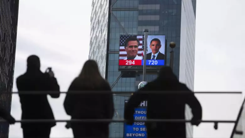 La gente ve la cobertura electoral en una pantalla gigante instalado en Times Square durante la elección presidencia.