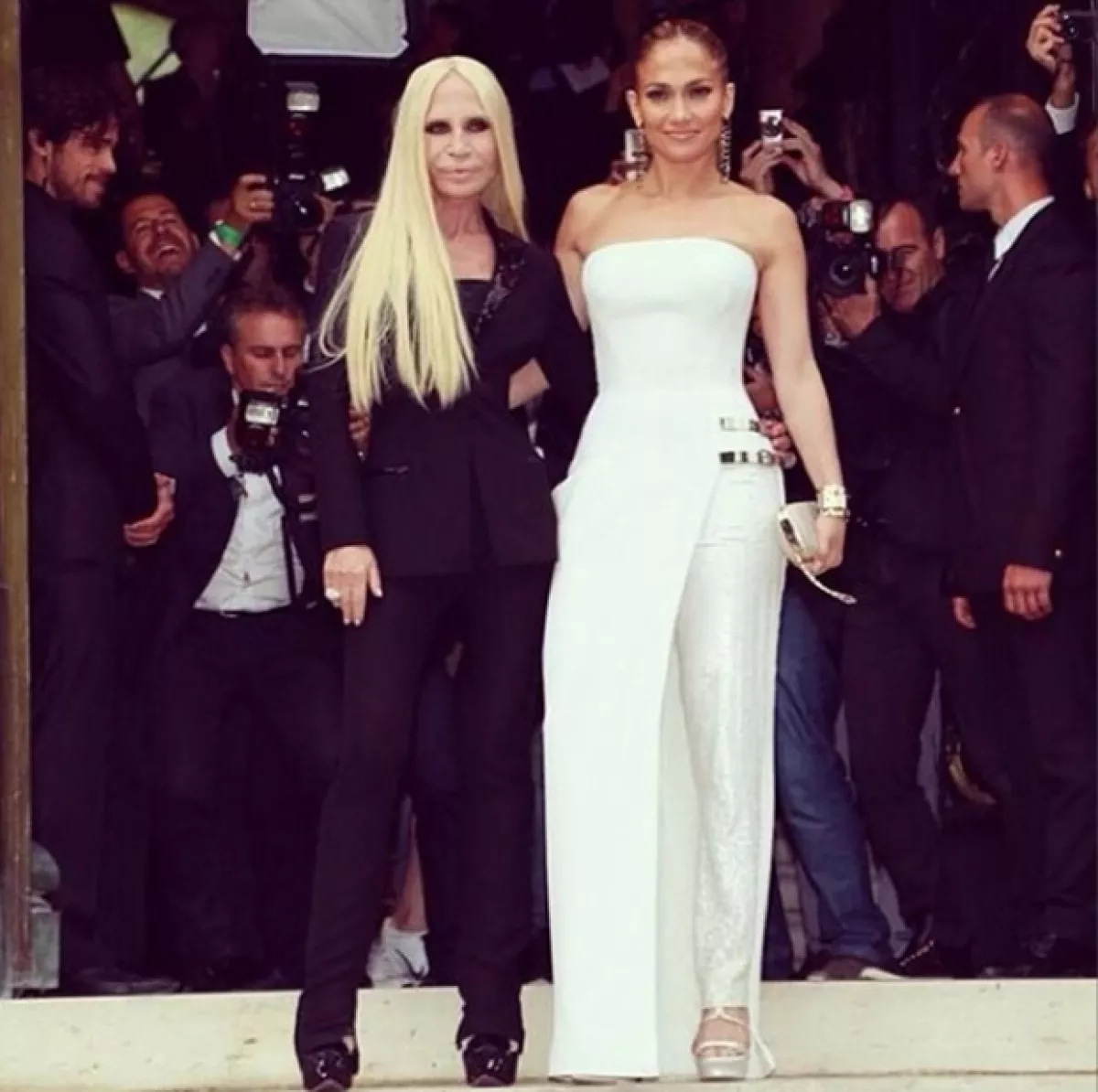 Donatella Versace y Jennifer Lopez. La cantante vistiendo orgullosamente uno de los diseños de la firma.