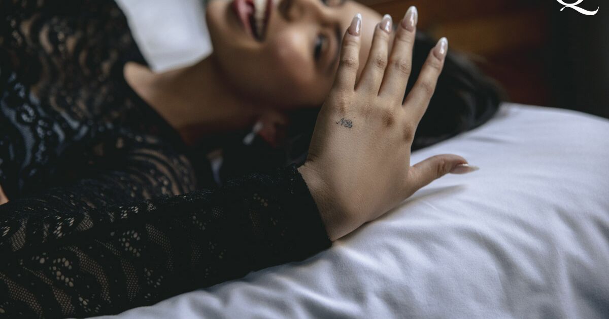 Ángela Aguilar se tatuó las iniciales de Christian Nodal 