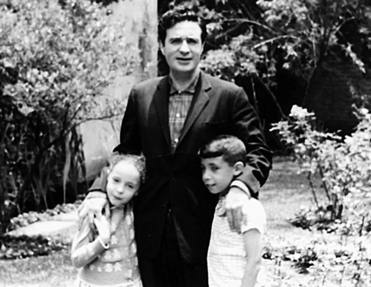 PADRE EJEMPLAR. Julio tuvo nueve hijos con su única esposa Susana Ibarra.Aquíconlosdosmayores,AnayPablo,enladécadadelos50.