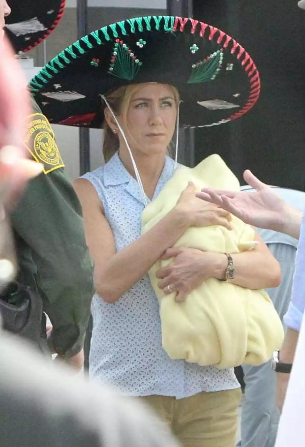 La actriz fue captada usando un sombrero en el set de su nueva película “We´re the Millers”, donde interpreta a la esposa de un jefe de un cartel de narcotráfico.