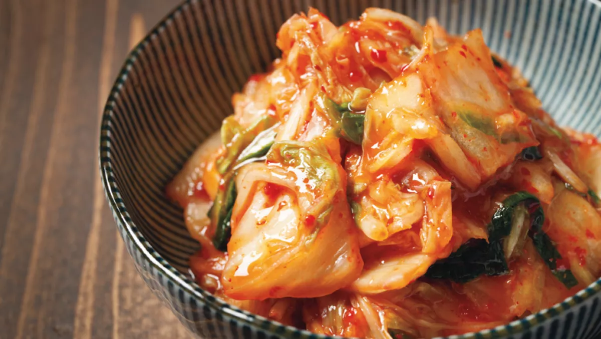 foto de un plato hondo lleno de kimchi