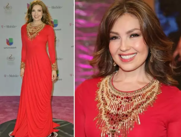 La cantante usó un vestido rojo de manga larga para su llegada al evento.