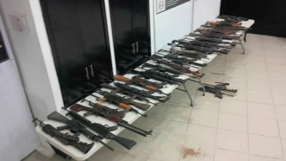 Parte del arsenal que encontraron las fuerzas armadas el martes en Tamaulipas