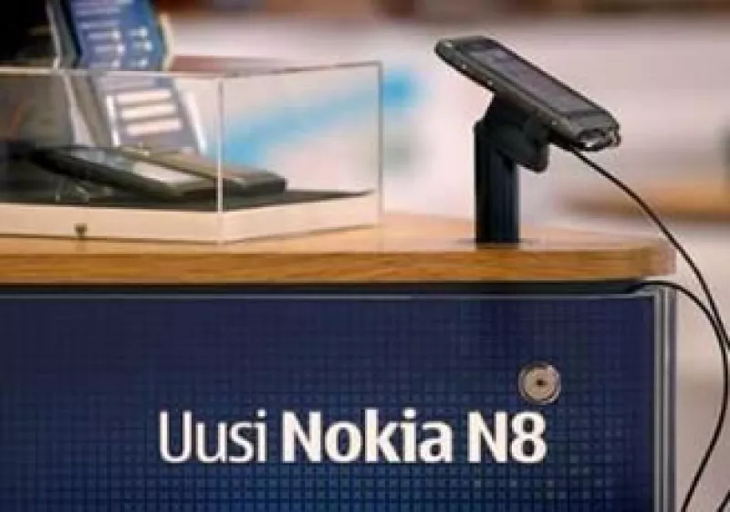 La inclusión del sistema operativo de Nokia, Symbian, hizo que se retrasara su distribución. (Foto: Reuters)