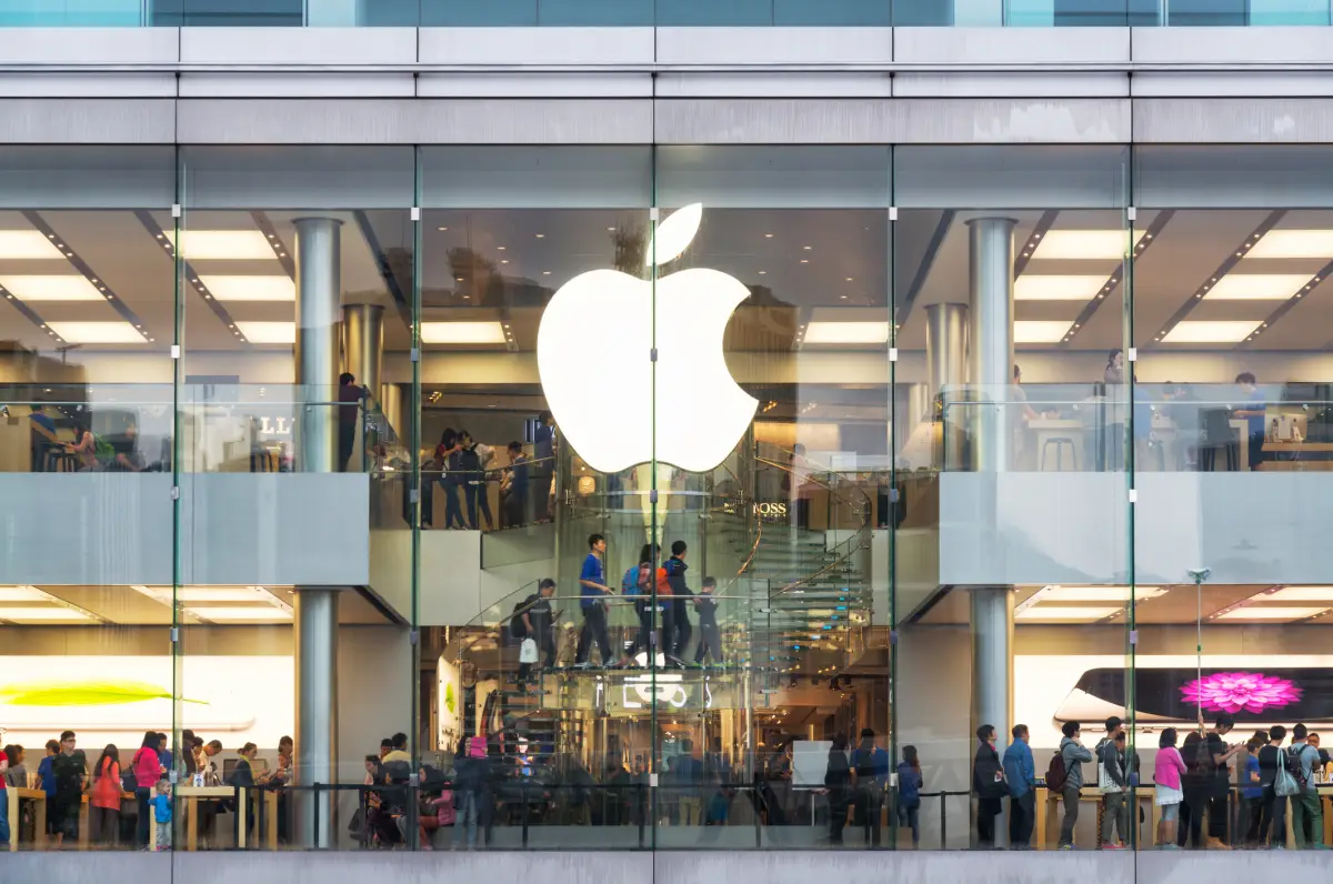 Las acciones de Apple después de que China amplió las restricciones sobre el uso de iPhones a sus funcionarios y el miedo a represalias entre China y Estados Unidos.