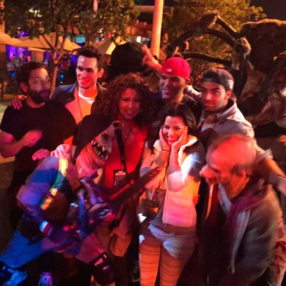 La actriz y su novio asistieron a Horror Nights en los Estudios Universal con el elenco de "Hot and Bothered", donde vivieron momentos realmente aterradores.