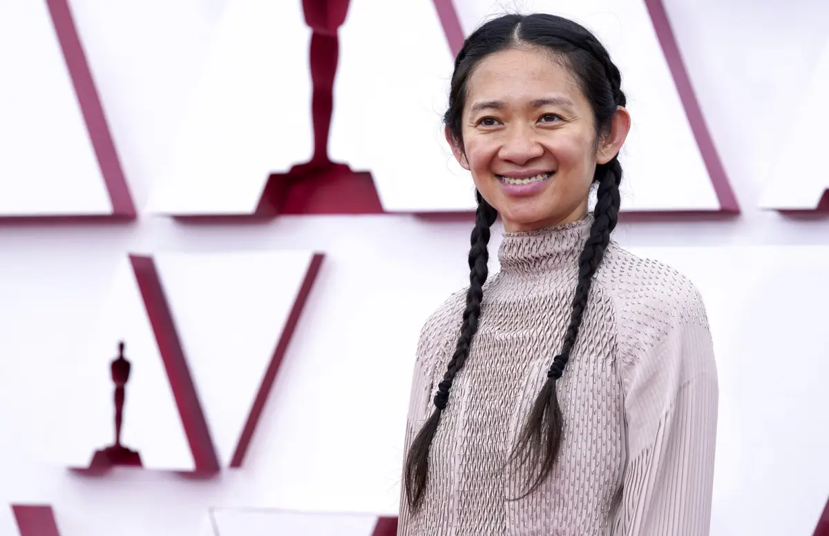Chloe Zhao recibió el premio a Mejor dirección en los Oscares 2021