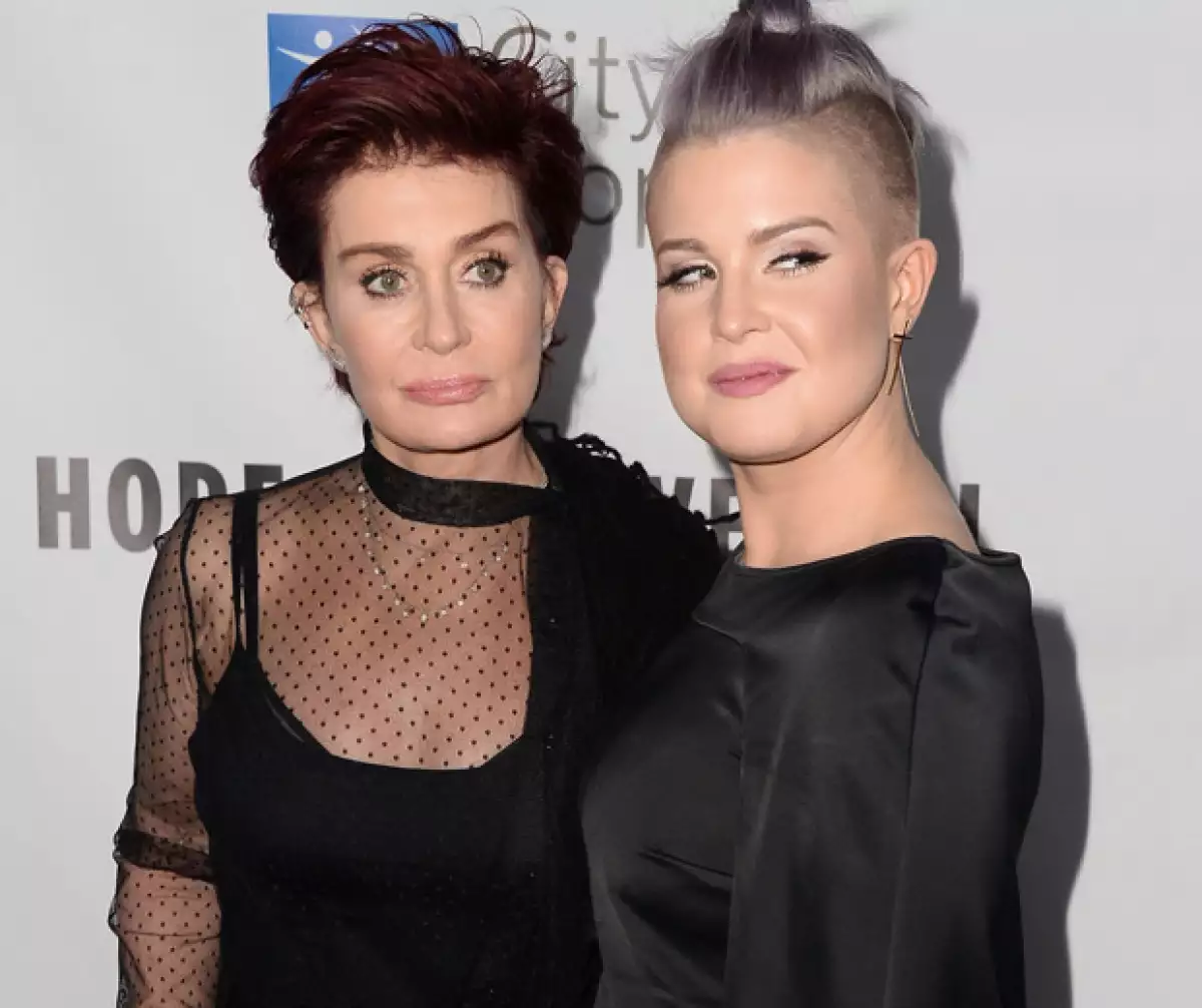 En una reciente aparición pública, la mamá de Kelly Osbourne lució hinchazón y falta de expresión facial, situación que llevó a suponer que se sometió a una reciente cirugía estética.