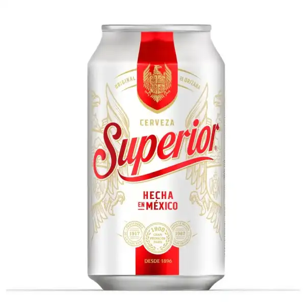 Una lata de cerveza Superior