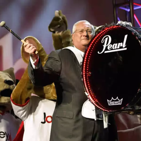 Joe Clayton, CEO de Dish, llegó acompañado de las mascotas de la firma.