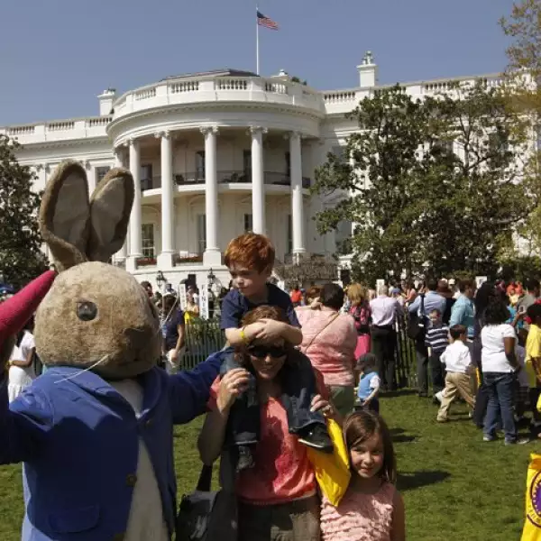 Acompañada del presidente Barack Obama y sus hijas Sasha y Malia, la primera dama, invitó después a los menores a tomar sus lugares en alguna de las pistas que fueron improvisadas para la carrera.