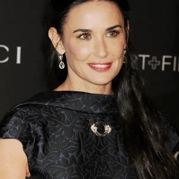 A pesar de tener 3 hijas ya grandes con el actor Bruce Willis, Demi Moore sigue luciendo espectacular.
