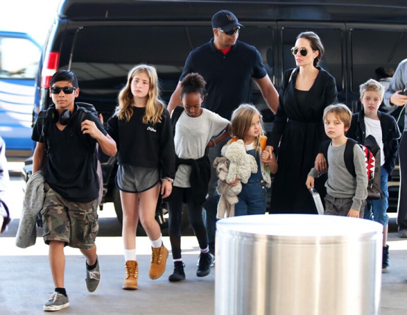 La familia Jolie-Pitt vista entrando al aeropuerto de Los Ángeles horas después del estreno de "By the Sea"