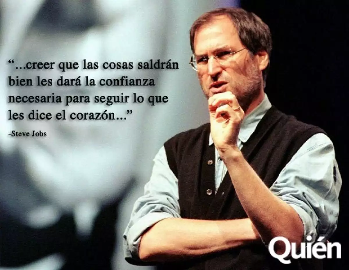 Steve Jobs estudió en la Universidad Reed College de Portland, Oregon, pero sólo asistió seis meses por falta de recursos económicos, para después quedarse como oyente en las clases.