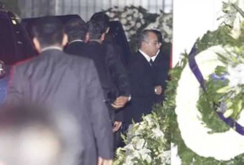 El presidente de México acudió a la funeraria en la colonia Del Valle para dar el pésame a los familiares del secretario de Gobierno y los otros funcionarios fallecidos.