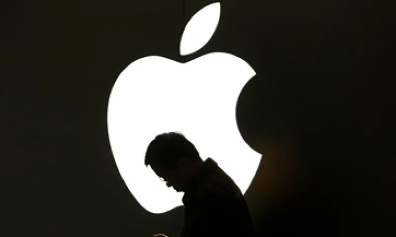 Los expertos aseguran que Apple es una compañía sobrecapitalizada por lo que es mejor mantener el dinero en los bolsillos de los accionistas.  (Foto: Reuters)
