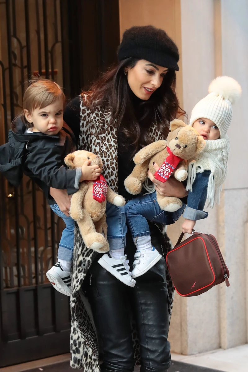 De Forma Inesperada Amal Clooney Deja Ver El Rostro De Sus Gemelos