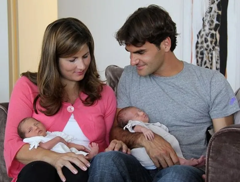 El tenista publicó en Facebook, tal como prometió, una fotografía familiar en la que aparecen las pequeñas Myla Rose y Charlene Riva, su esposa Mirka y él.