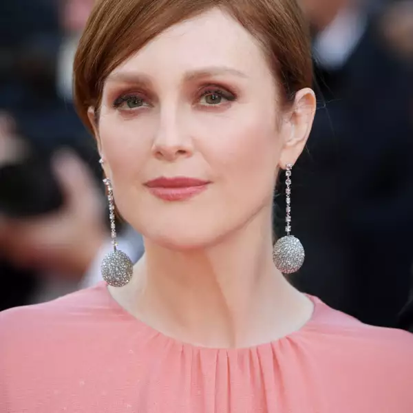 Julianne_Moore_in_Chopard_May_16-jpg