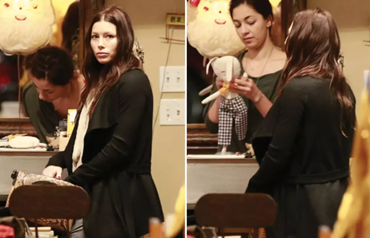 Jessica Biel en una tienda de antiguedades de California.