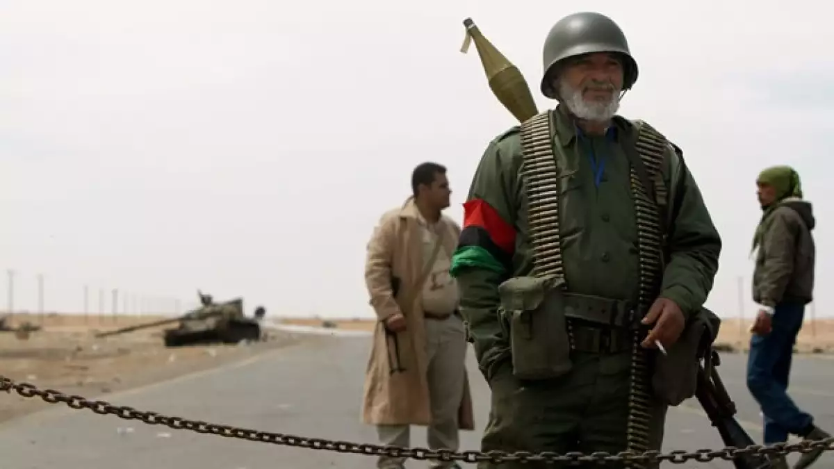 rebeldes vigilan una carretera