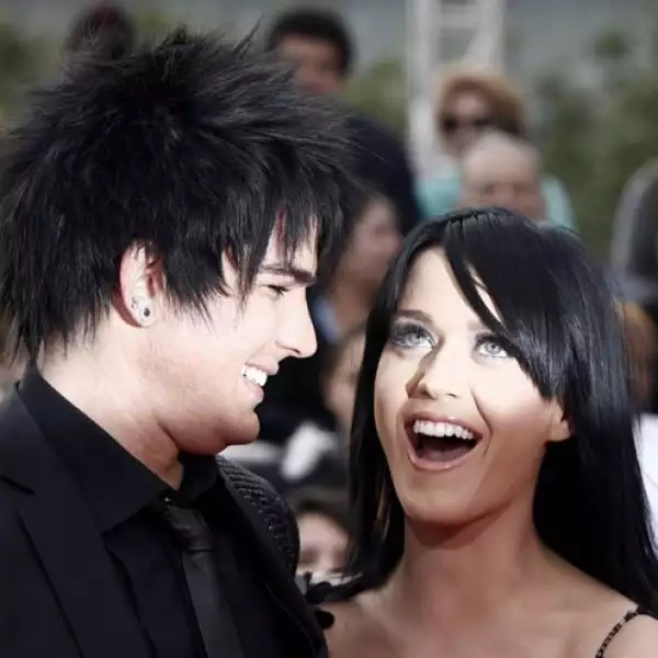 La cantante Katy Perry sorprendida al llegar a la premier de la película realizada en homenaje al Rey del Pop Michael Jackson en Los Angeles.