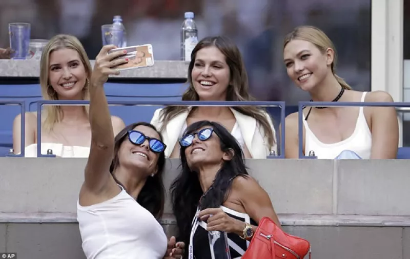 Ivanka Trump y Karlie Kloss accedieron a tomarse fotos con sus fans.