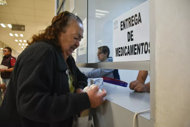 Derechohabientes del ISSSTE se manifestaron por el desabasto de medicinas que padecen en sus clínicas